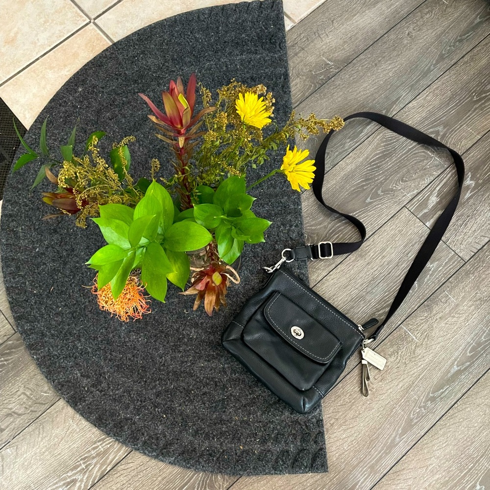 COACH Crossbody bag! Black pebble-leather, shoulder strap. 🖤